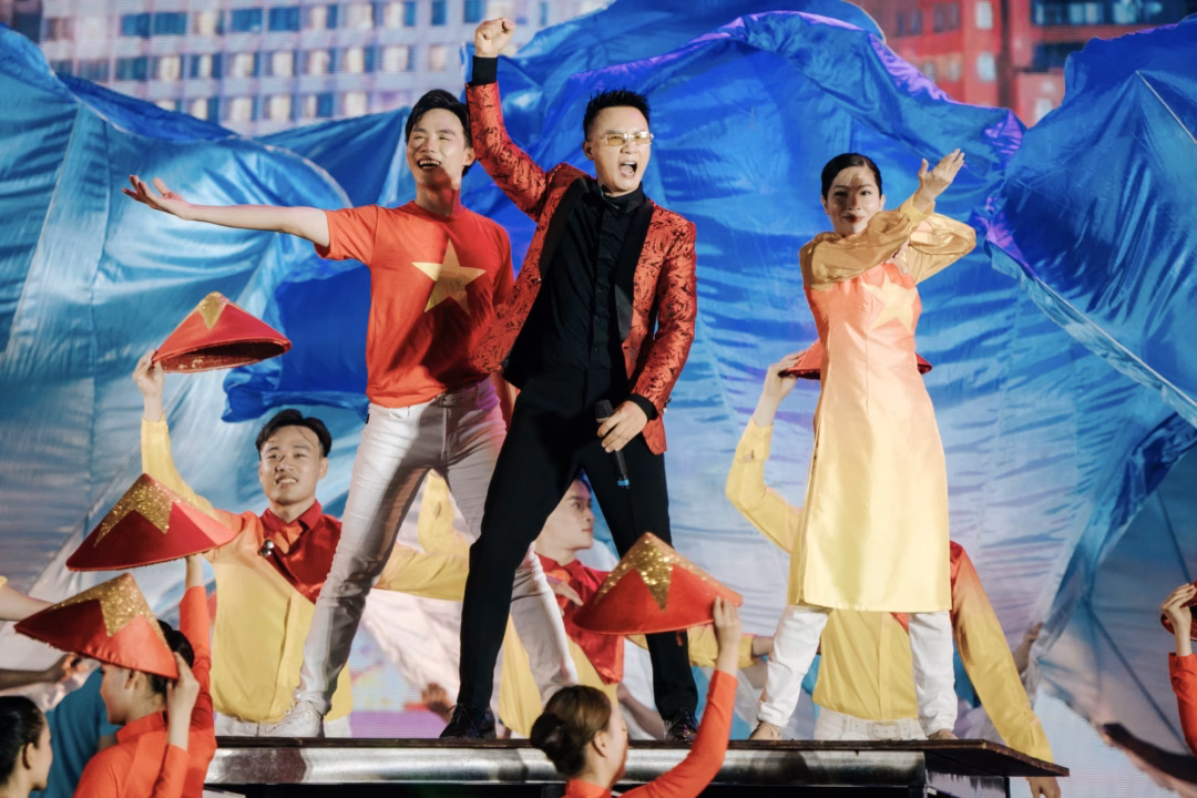 Hoàng Bách và 'Lời trái tim Việt Nam' Hoàng Bách và 'Lời trái tim Việt Nam'