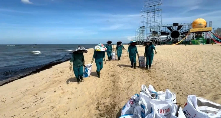 Công tác thu gom rác thải trên bãi biển Công tác thu gom rác thải trên bãi biển