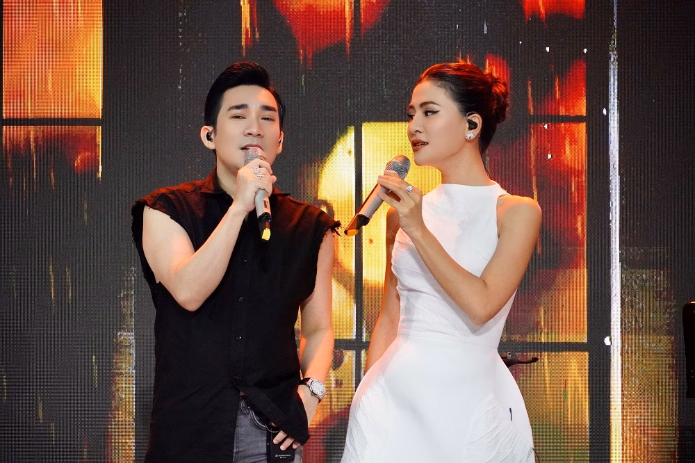 Quang Hà và Hà Nhi trên sân khấu Quang Hà và Hà Nhi trên sân khấu