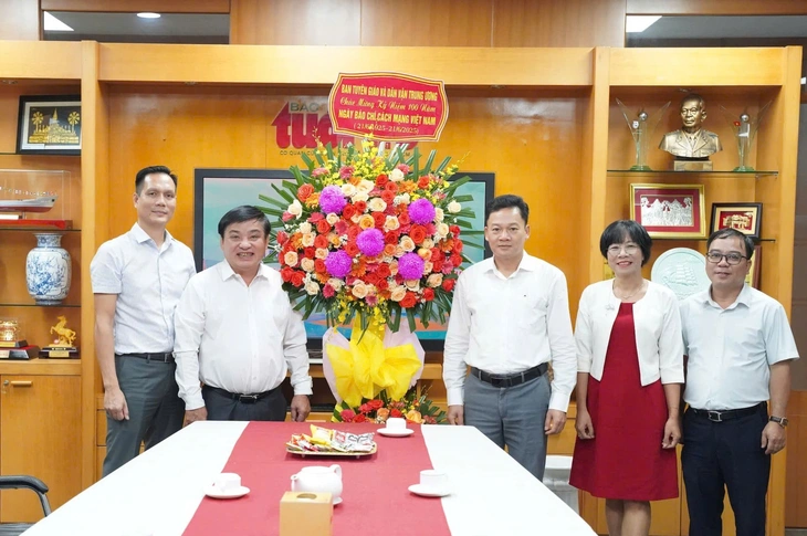 Đoàn đại biểu Ban Tuyên giáo và Dân vận Trung ương đến thăm, chúc mừng báo Tuổi Trẻ Đoàn đại biểu Ban Tuyên giáo và Dân vận Trung ương đến thăm, chúc mừng báo Tuổi Trẻ