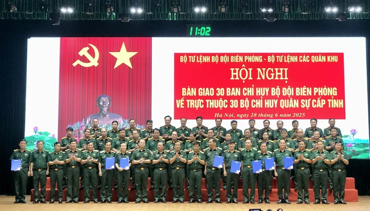 Thượng tướng Nguyễn Văn Nghĩa chứng kiến ký kết biên bản tại hội nghị bàn giao Thượng tướng Nguyễn Văn Nghĩa chứng kiến ký kết biên bản tại hội nghị bàn giao