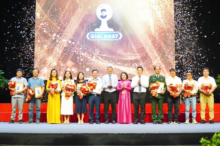 Lễ trao giải Trao giải nhất cho các tác giả