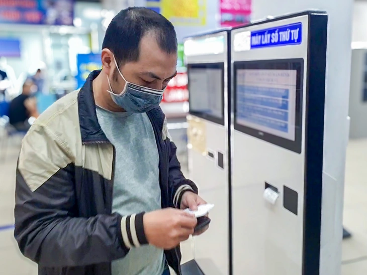 Tin tức sáng 21-6: Điều chỉnh mức đóng bảo hiểm thất nghiệp từ 2026 và diễn biến tỉ giá Người lao động làm thủ tục bảo hiểm thất nghiệp tại Hà Nội - Ảnh: HÀ QUÂN