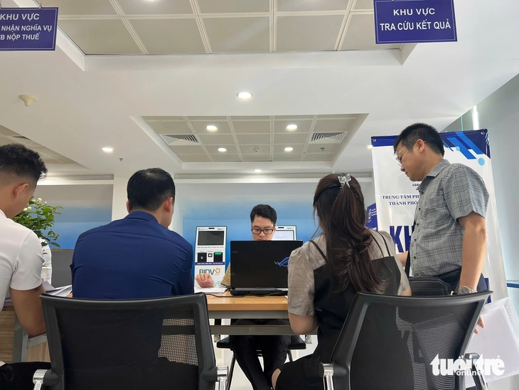 Chờ đợi tra cứu kết quả Người dân chờ đợi để tra cứu kết quả thủ tục hành chính