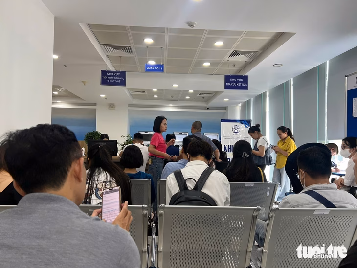 Chờ đợi trước quầy Rất đông người dân chờ đợi trước quầy