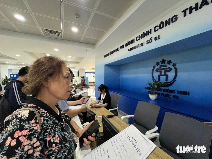 Thủ tục hành chính tại Hà Nội Người dân Hà Nội chờ đợi để làm thủ tục hành chính