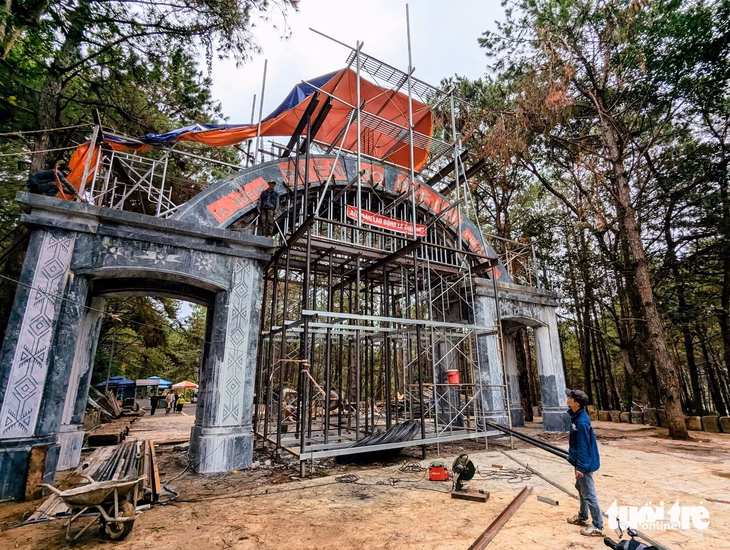 Cổng chào Biển Hồ đang được xây dựng