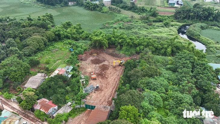Xà xẻo đất bãi, san lấp cả mặt nước sông Đáy ở xã Phượng Sơn