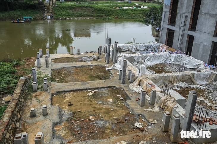 Bờ đê sông Bùi ở xã Tốt Động nhiều công trình được thi công nhồi cọc kiên cố
