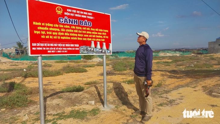 Khu tái định cư Nhà máy điện hạt nhân Ninh Thuận1 Bảng tuyên truyền tại nơi quy hoạch làm khu tái định cư Nhà máy điện hạt nhân Ninh Thuận1