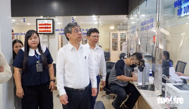Việc sáp nhập và vận hành chính quyền địa phương mới đang được TP.HCM triển khai mạnh mẽ. Ông Ông Nguyễn Phước Lộc kiểm tra tiến độ vận hành chính quyền địa phương mới tại phường Diên Hồng