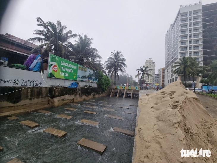 Nước mưa đen ngòm gây lo ngại cho du khách và người dân địa phương khi chảy ra biển Mỹ Khê, Đà N Nước mưa đen ngòm chảy ra biển Mỹ Khê, Đà Nẵng
