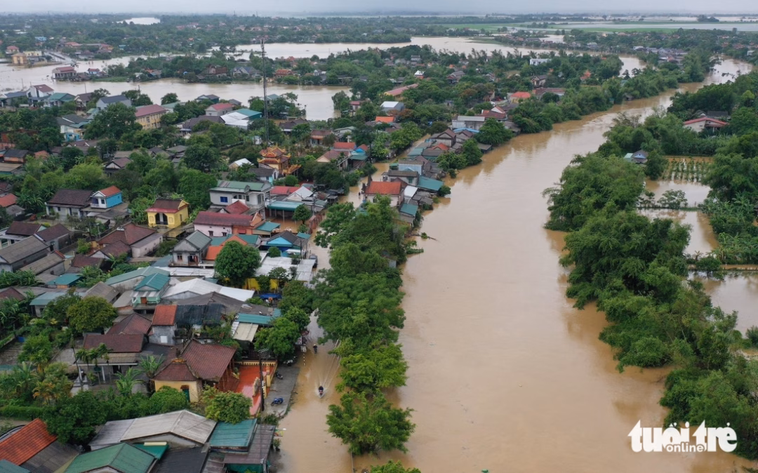 Nước lũ tràn vào khu dân cư Nước lũ tràn vào khu dân cư ở Phong Hòa