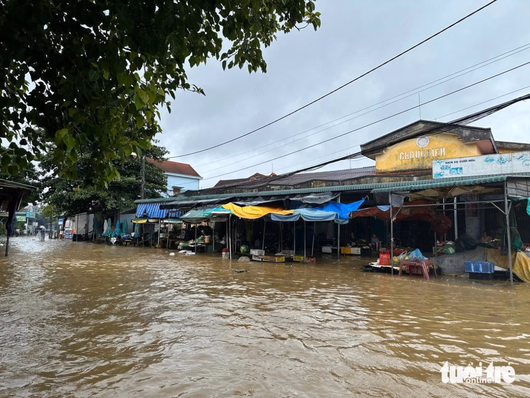 Nước lũ tràn vào khu chợ Nước lũ tràn vào khu chợ ở Ưu Điềm