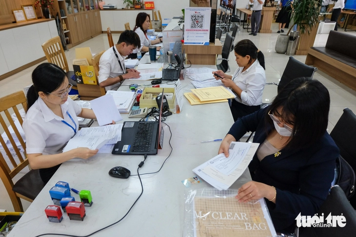 Thủ tục hành chính tại quận 11 Người dân làm thủ tục hành chính tại quận 11 (TP.HCM)