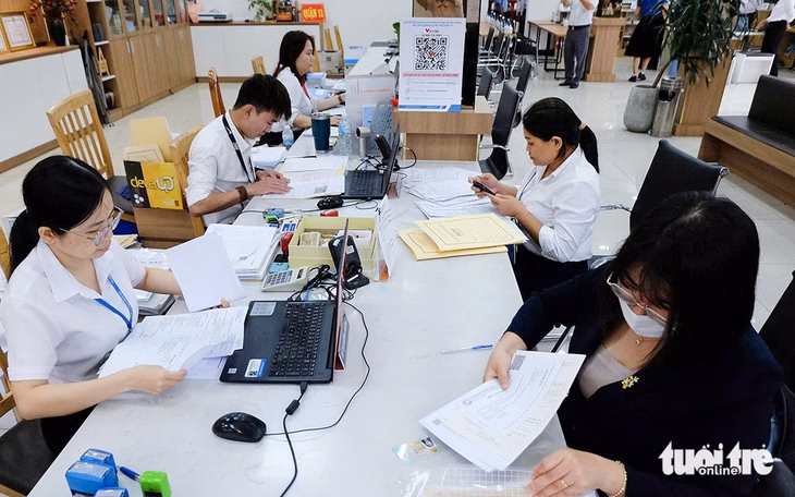 TP.HCM yêu cầu không để người dân đợi quá 20 phút khi nộp hồ sơ tại phường, xã mới Nhiều người dân nộp thủ tục hành chính tại trụ sở dự kiến là UBND phường Bình Thới