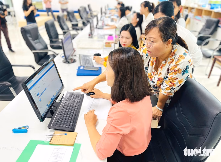 Cán bộ Trung tâm Chuyển đổi số TP.HCM hỗ trợ cán bộ phường Cán bộ Trung tâm Chuyển đổi số TP.HCM hỗ trợ cán bộ phường