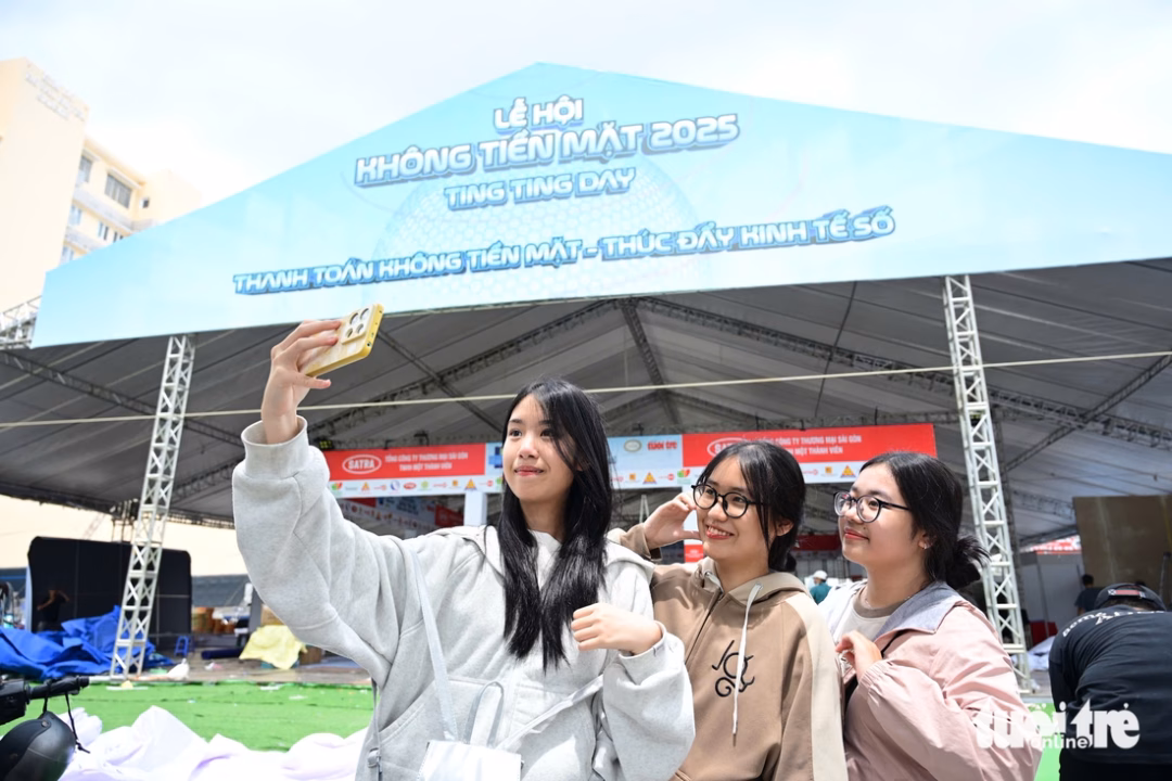 Lễ hội Ting Ting Day Hối hả trước giờ G, phố đi bộ Nguyễn Huệ sẵn sàng cho đại tiệc 'Ngày không tiền mặt' - Ảnh2.