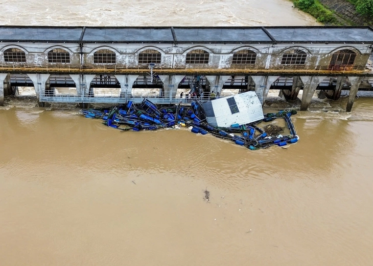 Bão số 1 gây thiệt hại nặng nề cho người nuôi cá trên sông Yên Lồng bè bị hư hỏng nặng