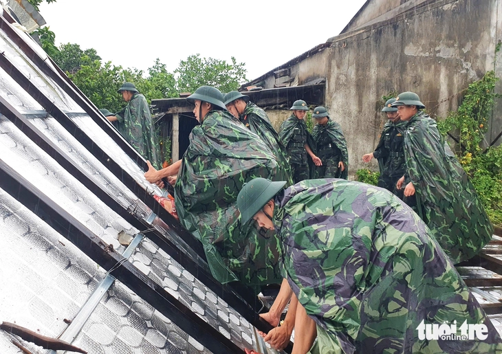 Bộ đội giúp dân dưới mưa Bộ đội giúp dân dưới mưa