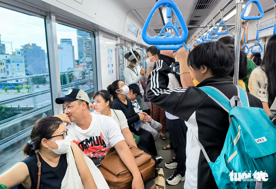 Metro số 1 thu hút đông đảo người dân Đông nghịt người dân đi metro số 1 vào dịp cuối tuần