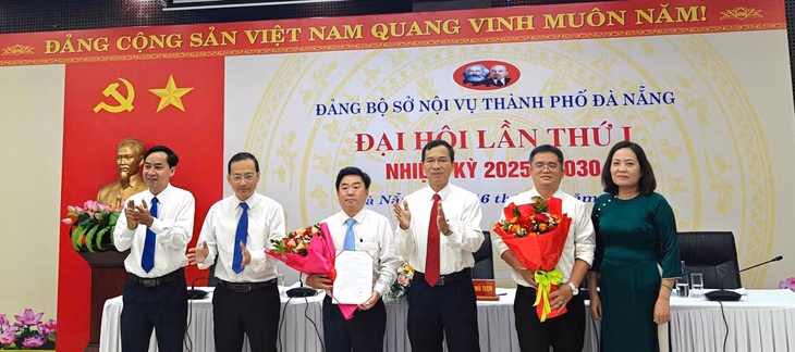Lễ trao quyết định thành lập Chi bộ đặc khu Hoàng Sa Lễ trao quyết định thành lập Chi bộ đặc khu Hoàng Sa