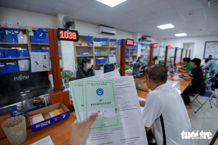 Người dân làm thủ tục bảo hiểm xã hội tại Hà Nội Người dân làm thủ tục bảo hiểm xã hội tại Hà Nội