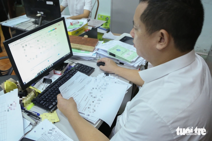 Cán bộ ngành bảo hiểm xã hội kiểm tra hồ sơ Cán bộ ngành bảo hiểm xã hội kiểm tra hồ sơ