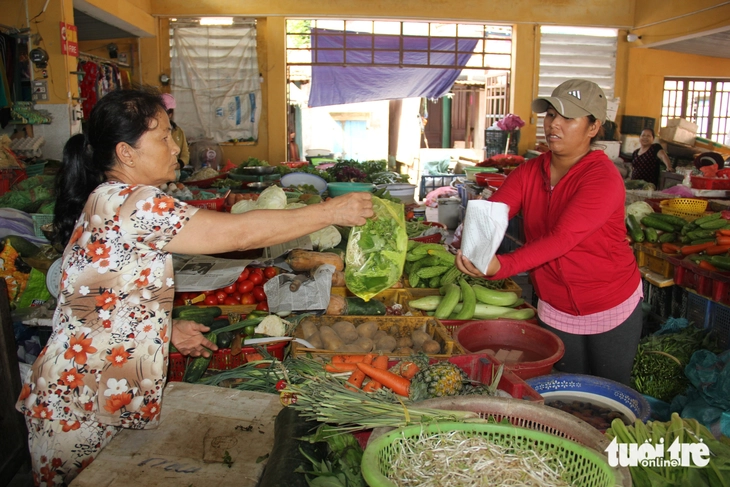 Đà Nẵng sau sắp xếp: Những thay đổi đáng kể Người dân mua bán trên chợ đảo Cù Lao Chàm