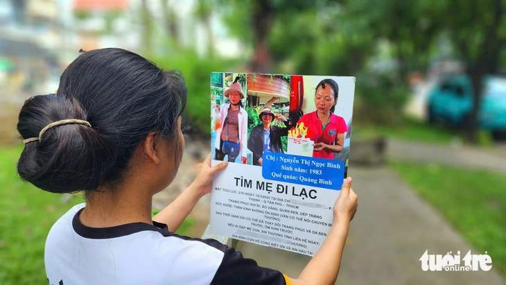 Niềm vui của em Nguyễn Thị Hương Em Nguyễn Thị Hương vui mừng khi tìm thấy mẹ