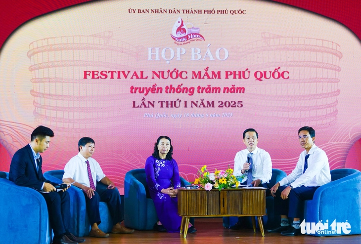 Nước mắm Phú Quốc Nước mắm truyền thống Phú Quốc là tinh hoa của đất trời, là lao động cần mẫn của người dân