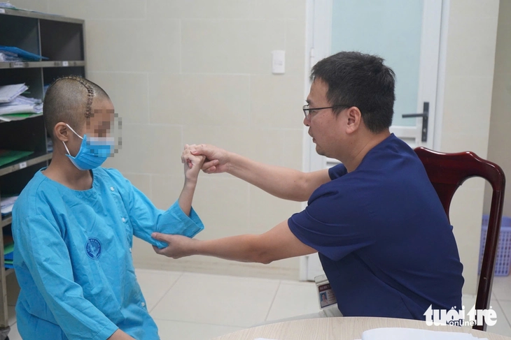 Bé trai 13 tuổi đột quỵ khi tập văn nghệ