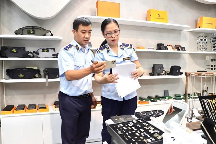Kiểm tra cửa hàng thời trang giả mạo Chanel - Ảnh1.