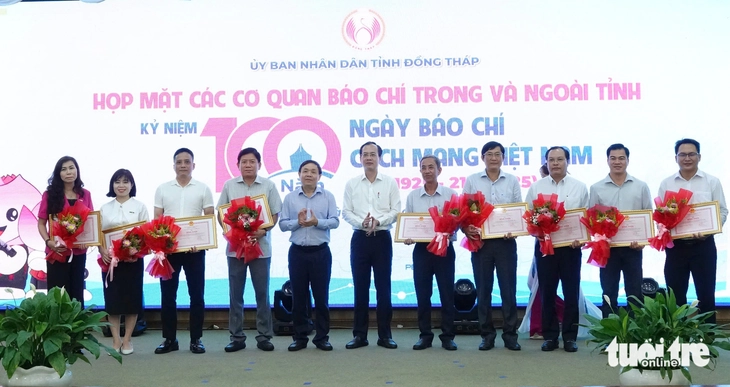 Tỉnh Đồng Tháp tặng bằng khen cho Văn phòng đại diện báo Tuổi Trẻ vùng Tây Nam Bộ Tỉnh Đồng Tháp tặng bằng khen cho Văn phòng đại diện báo Tuổi Trẻ vùng Tây Nam Bộ