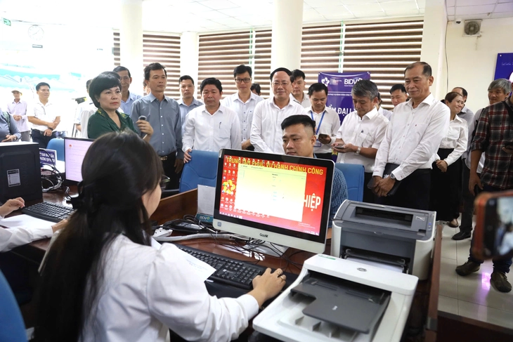 Lễ chạy thử hệ thống xử lý hồ sơ hành chính mới tại Bình Định – Một Bước Đột Phá Trong C Lãnh đạo tỉnh Bình Định kiểm tra hệ thống xử lý hồ sơ hành chính mới