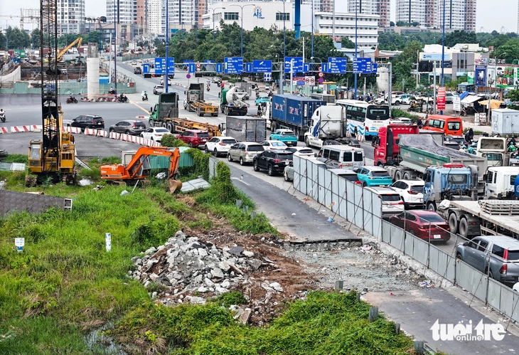 Nút giao An Phú ì ạch: Mặt bằng hay cách tổ chức thi công? Nút giao An Phú đang được thi công nhưng tiến độ vẫn còn chậm
