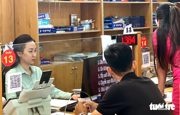 Cán bộ tiếp nhận hồ sơ làm thủ tục hành chính tại xã Hồ Tràm