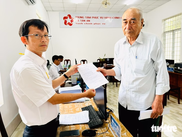 Cán bộ tại Trung tâm hành chính công xã Tân An