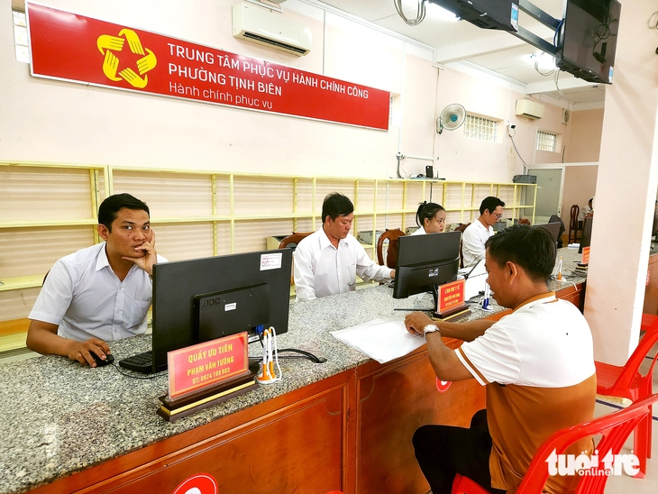 Cán bộ tại Trung tâm hành chính công phường Tịnh Biên