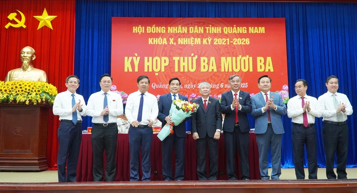 Lãnh đạo tỉnh tặng hoa cho ông Lê Văn Dũng Chủ tịch UBND tỉnh Quảng Nam Lê Văn Dũng nghỉ hưu trước tuổi - Ảnh3.