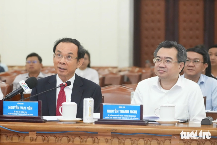 Bí thư Thành ủy TP.HCM Nguyễn Văn Nên, Phó bí thư thường trực Thành ủy TP.HCM Nguyễn Thanh Nghị chủ trì hội nghị TP.HCM:168 phường, xã, đặc khu 'chạy thử' thuận lợi, hệ thống dùng chung đã thông suốt - Ảnh1.