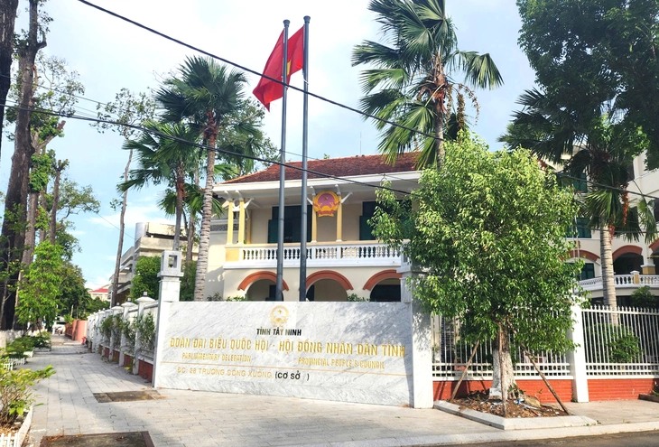 Long An chuẩn bị sẵn sàng cho 254 cán bộ từ Tây Ninh đến làm việc Trụ sở Đoàn đại biểu Quốc hội - Hội đồng nhân dân tỉnh Long An sau khi sửa bảng hiệu