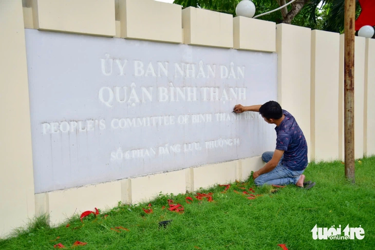 Chữ trên bảng địa danh cũ được tháo dỡ Chữ trên bảng tên cũ được tháo dỡ