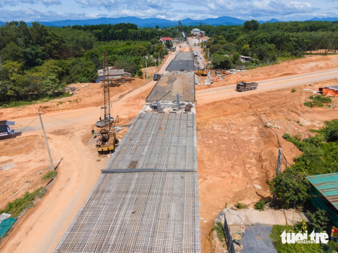 Cao tốc Vạn Ninh - Cam Lộ Cao tốc Vạn Ninh - Cam Lộ đang được hoàn thiện