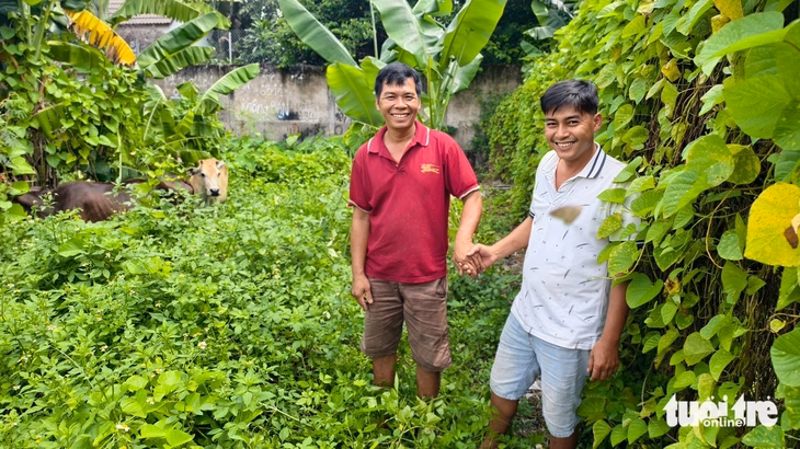 Hai con bò đi lạc được tìm thấy Anh Võ Thanh Liêm nhận lại hai con bò đi lạc từ anh Nguyễn Thanh Điền