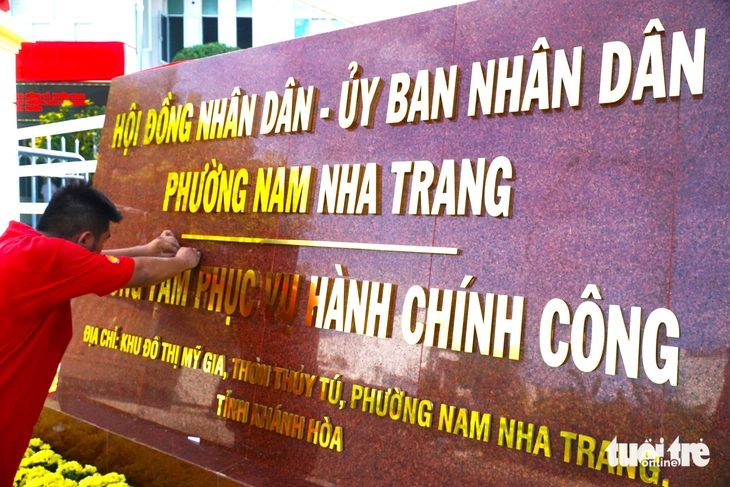 Các phường mới ở Nha Trang bắt đầu gắn bảng tên trụ sở mới - Ảnh1. Nha Trang - Ảnh1.