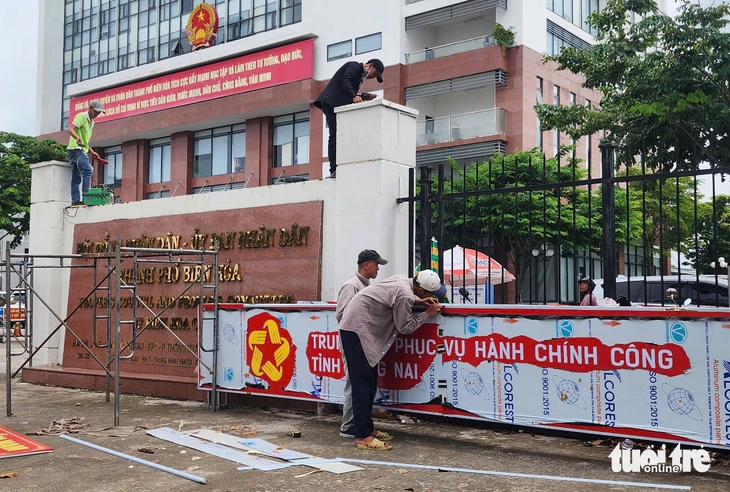 Trụ sở UBND TP Biên Hòa hiện hữu đang được nhân viên gắn bảng tên