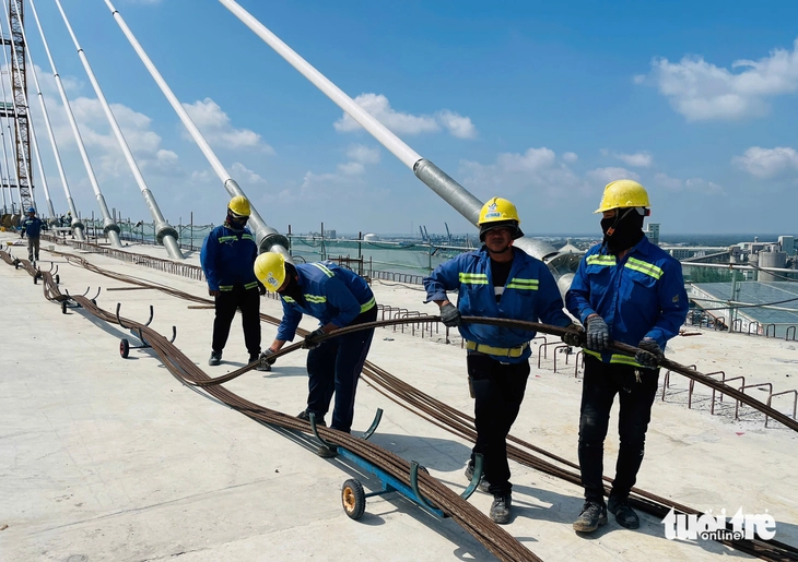 Thi công cầu Bình Khánh Các công nhân vẫn đang thi công tiếp các hạng mục của cầu Bình Khánh