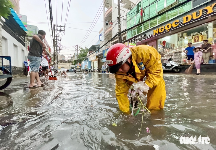 Chợ Thủ Đức “khát” giải pháp chống ngập: Rác và hạ tầng quá tải Rác chèn kín miệng cống và cửa xả, chợ Thủ Đức thành ‘rốn lũ’ khi mưa lớn