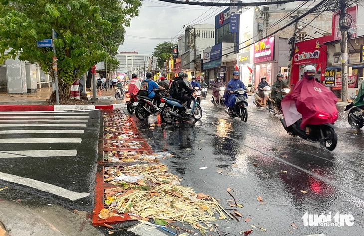 Giải pháp chống ngập cho chợ Thủ Đức Miệng cống ở ngã ba đường Võ Văn Ngân - Chương Dương bị rác đọng kín